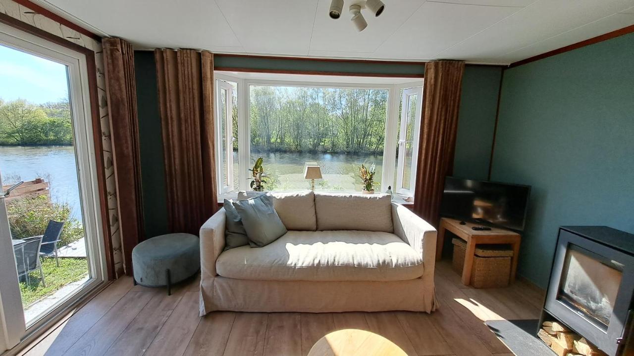 Het Witte Chalet Aan Het Water Van Monumentaal Fort Ooltgensplaat Exteriör bild