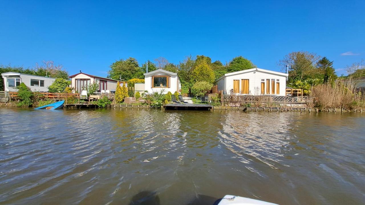 Het Witte Chalet Aan Het Water Van Monumentaal Fort Ooltgensplaat Exteriör bild