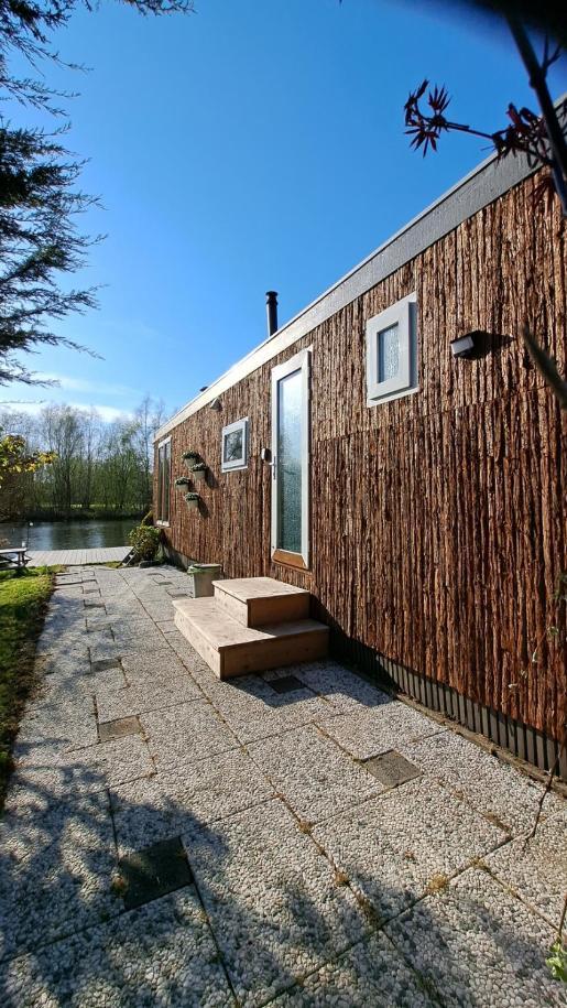Het Witte Chalet Aan Het Water Van Monumentaal Fort Ooltgensplaat Exteriör bild